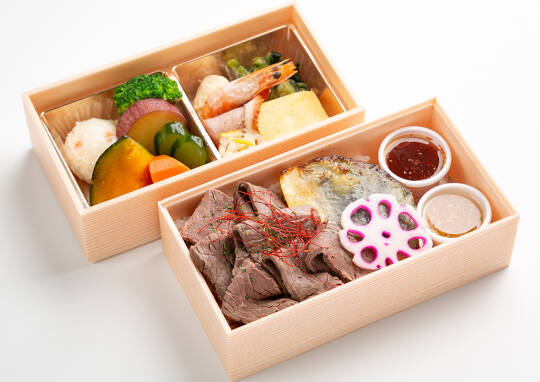 [ 246 ] 日向夏ソースと唐辛子ポン酢で愉しむ黒毛和牛ローストビーフとさわら塩糀焼き2段幕ノ内ご膳