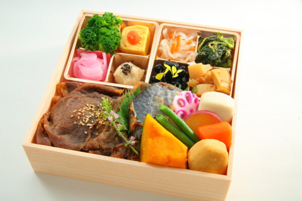 [ 22 ] 和牛の甘辛煮と鰆西京焼き重