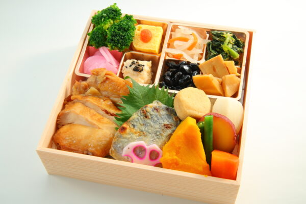 [ 20 ] 鶏すき焼きと鰆西京幕の内